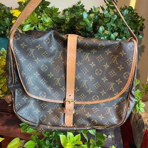 ❌SOLD❌Authentic Louis Vuitton Monogram Saumur 35 Shoulder Bag.